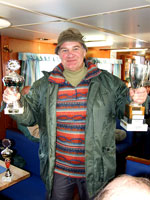 Manfred Friedrichsen mit dem Pokal für die meisten Punkte und dem größten Dorsch